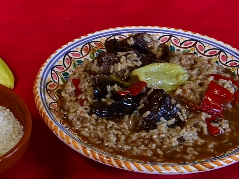 El arroz a la Bercialeña o arroz con liebre, es un plato típico castellano que en la localidad de El Bercial se elabora de forma tradicional, siguiendo paso a paso la receta de sus antepasados. Su apreciado valor culinario producto de sus ingredientes naturales muy característicos de la cocina mediterránea, le otorgan un valor especial, siendo muy apreciado tanto por lugareños como por visitantes. Arroz a la bercialeña - El Bercial